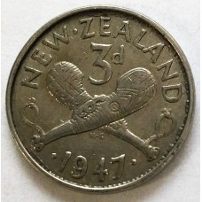 NEW ZEALAND 1947 . THREEPENCE . ERROR .  HUGE LIP AND PLANCEHT FLAW